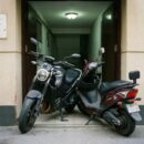 Можно ли хранить мотоцикл и самокат в подъезде: что говорит закон